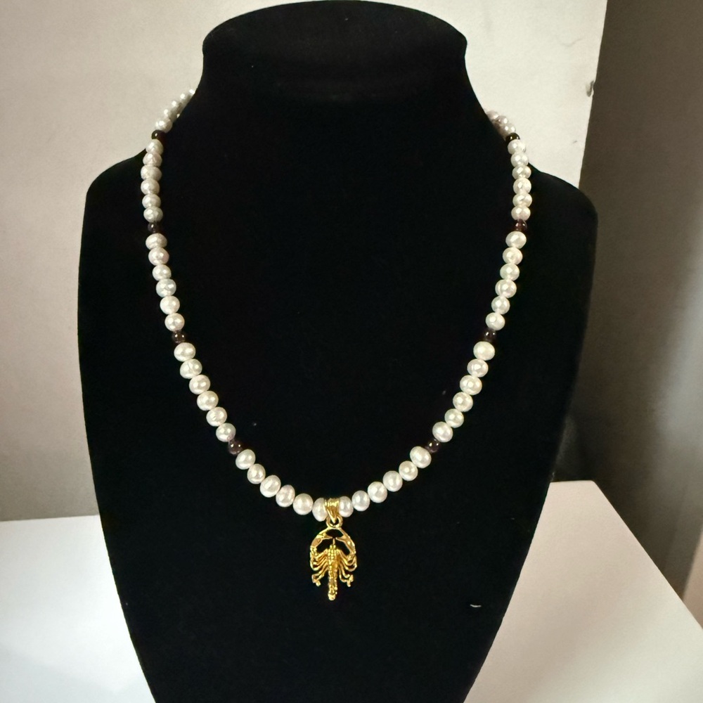 Pearl necklace with 18kt gold Scorpio pendant